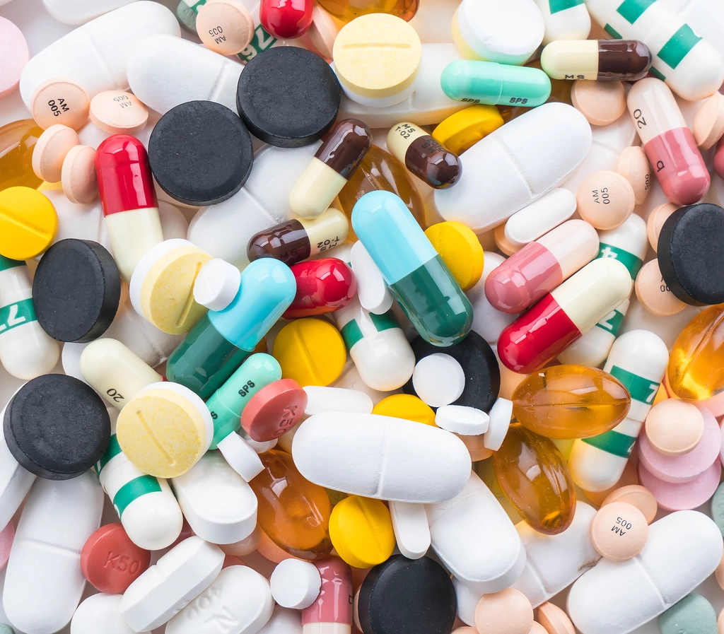 rozsypane kolorowe tabletki